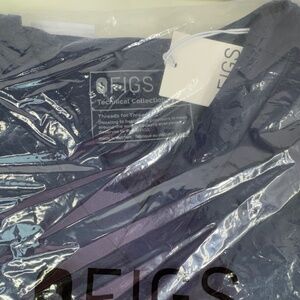 New FIGS FIONx Leon Three-Pocket Scrub Top Men's Small Navy Modern V-Neck